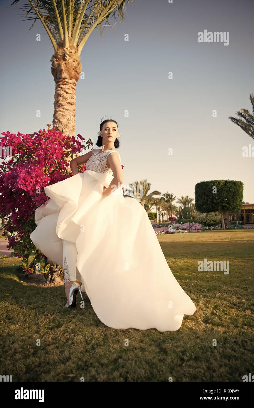 Novia Juguetona Novia Vestido Blanco De Lujo Dia Soleado Tropico Naturaleza De Fondo Tropic Boda Mujer Bastante Desgaste Increible Vestido De Boda Tropical Traje De Novia Exoticos Fotografia De Stock Alamy