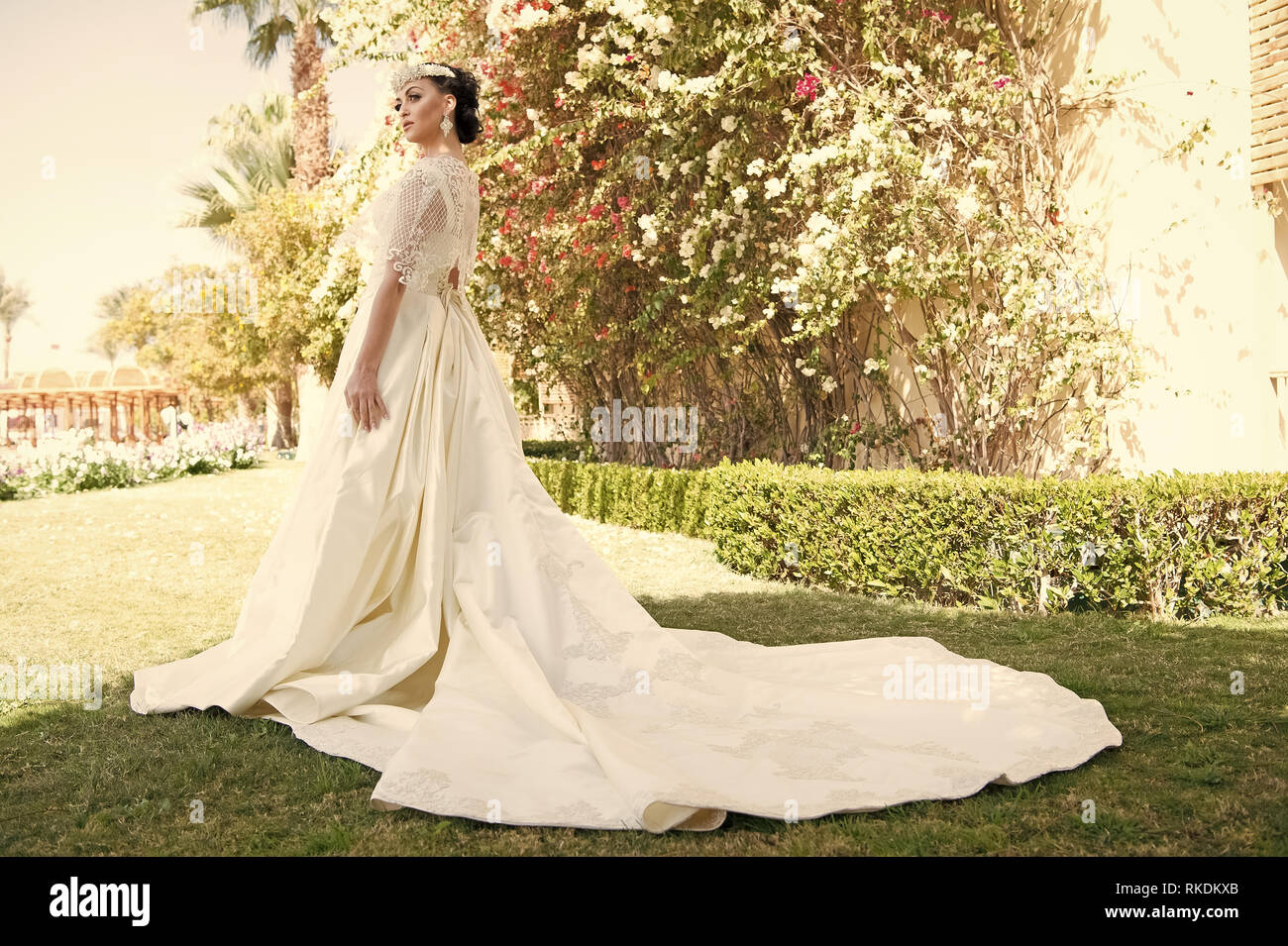 Vestido De Cuento De Hadas Considerar Las Cosas Para La Boda En El Extranjero Adorable Novia