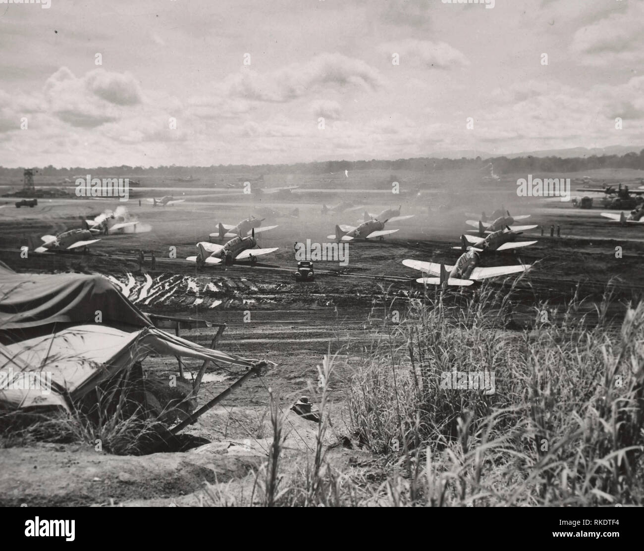 Marina escuadrón SBD se calienta antes de la huelga en el campo Henderson durante el mes de diciembre de 1942. Foto de stock