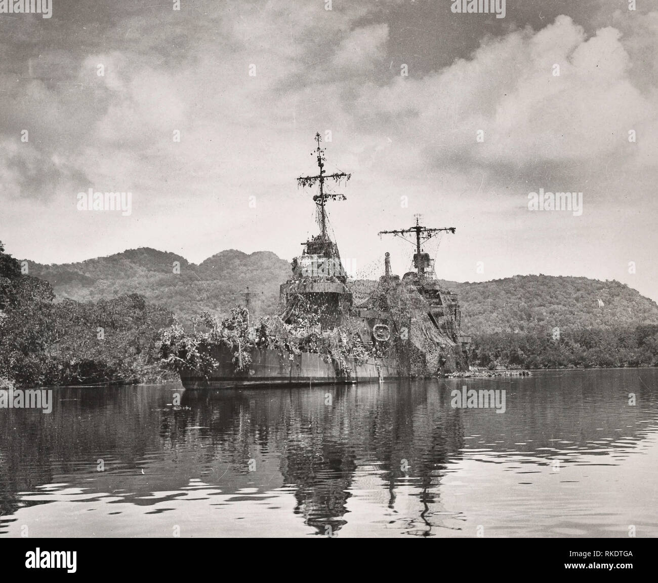USS New Orleans uncder camoflauge durante la campaña de Guadalcanal, 1942 Foto de stock
