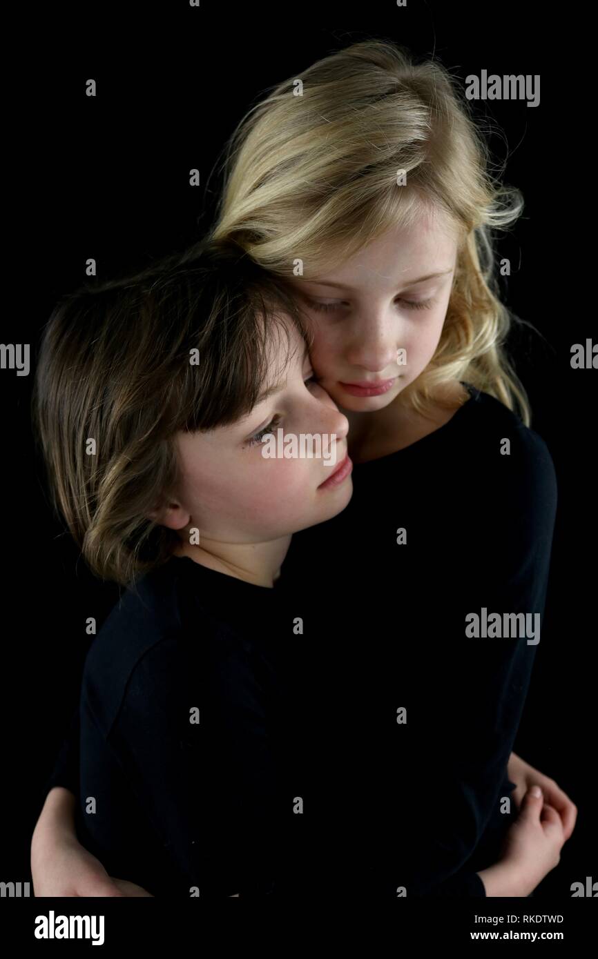Dos hermanas en un solemne, el abrazo amoroso Foto de stock