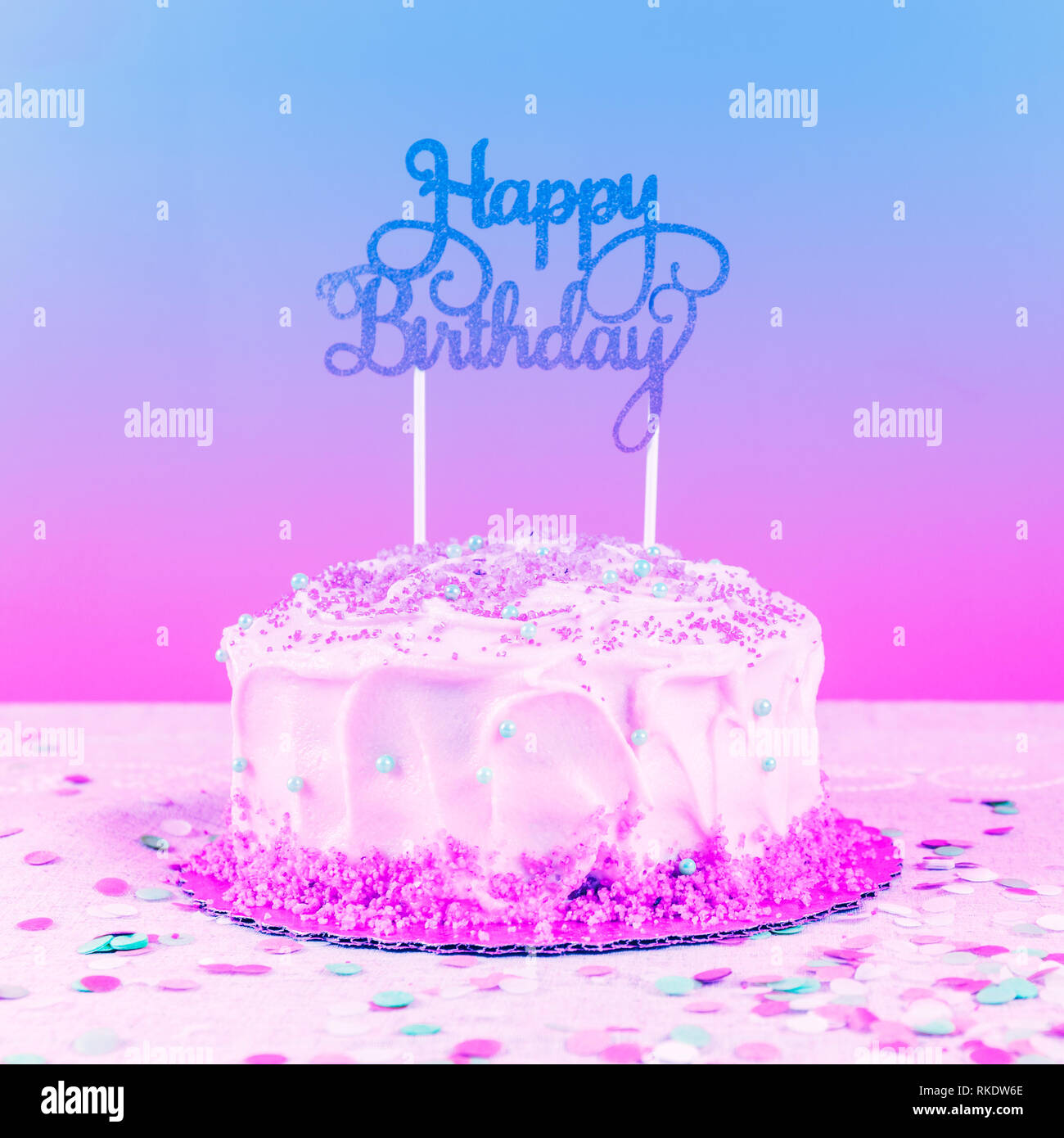 Tarta de Cumpleaños con golden despuntador. Concepto de celebración de