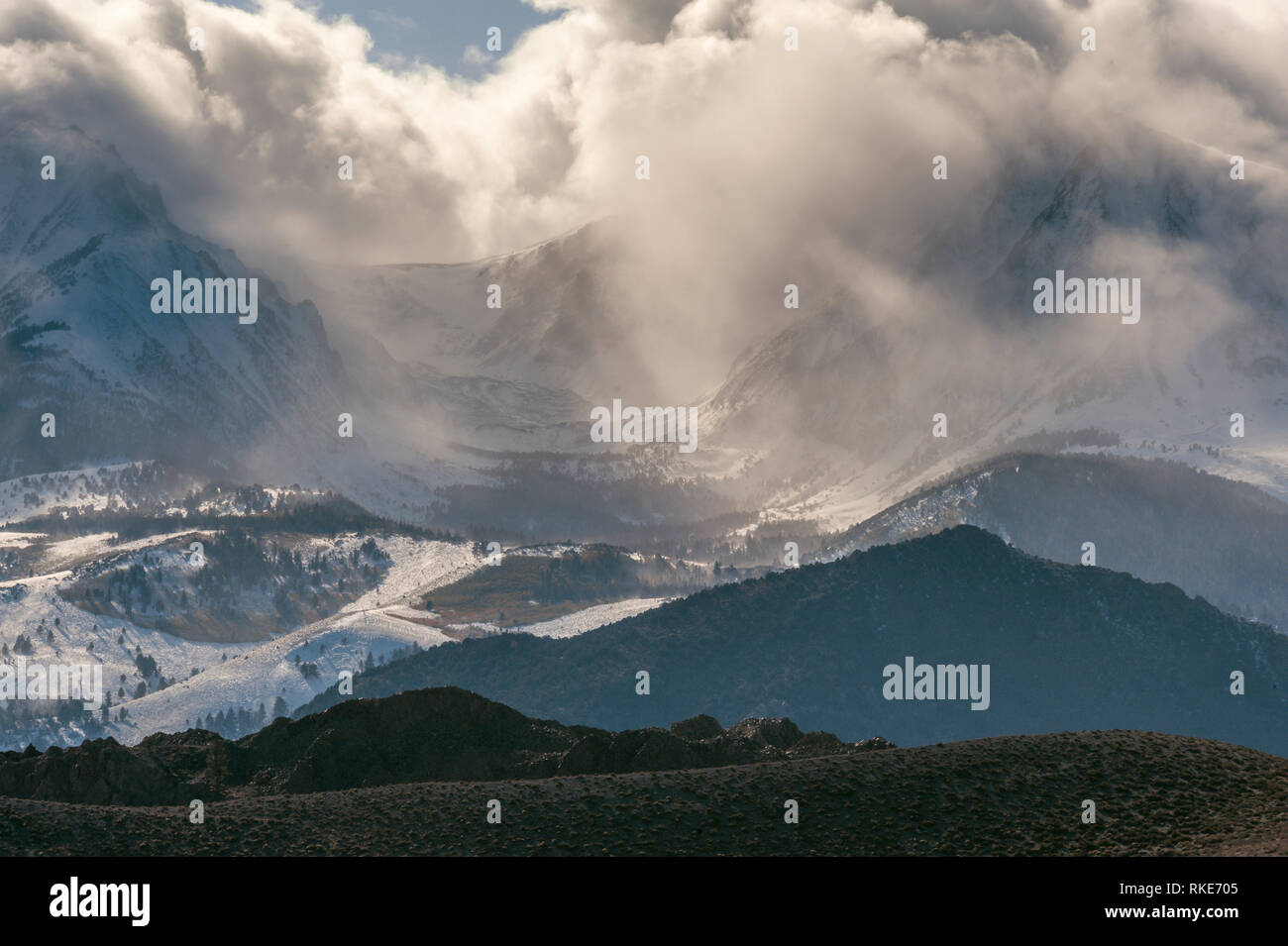 Nubes de tormenta, Monte Gibbs, Monte Dana, Sierra Oriental, Inyo National Forest, California Foto de stock