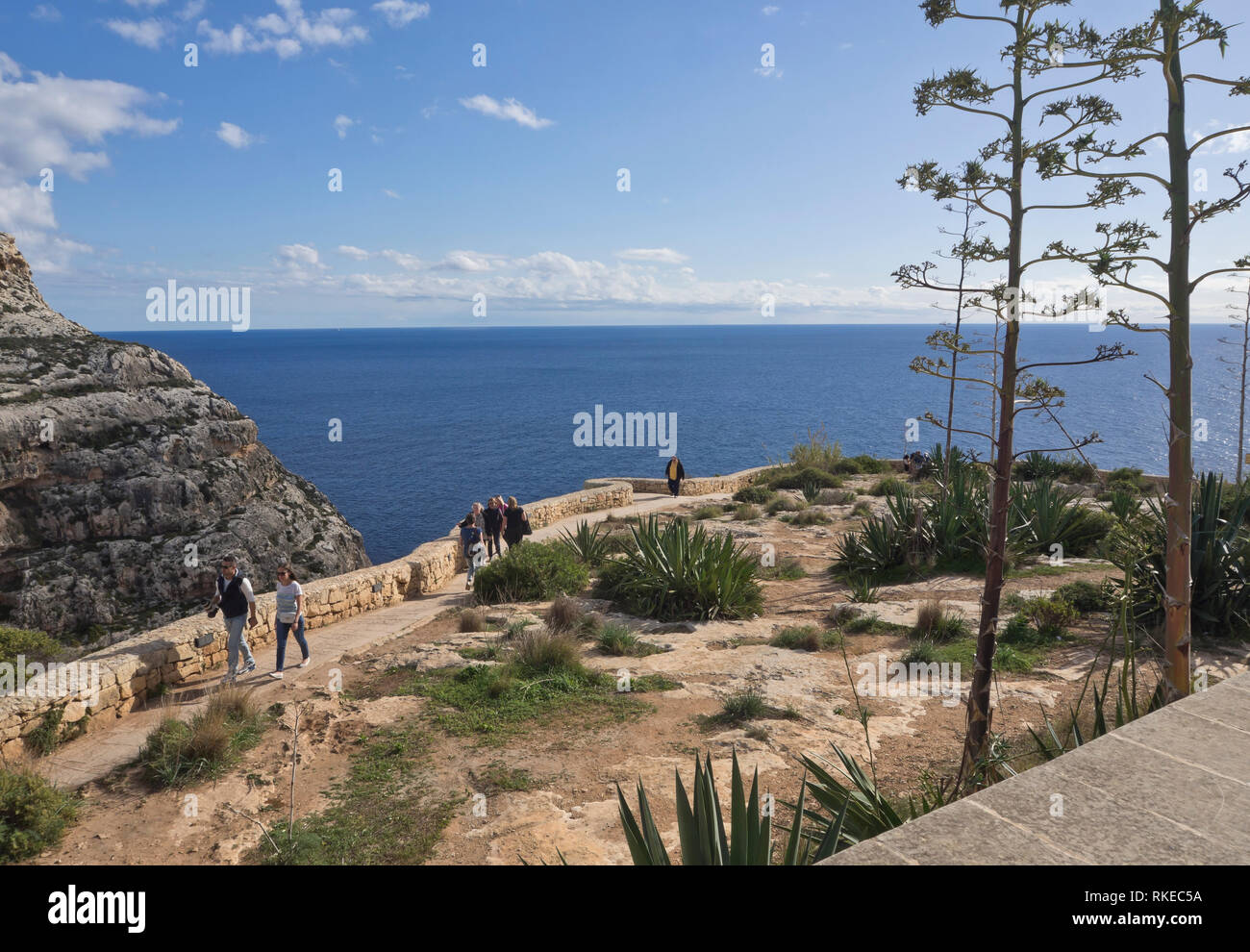 La escarpada costa de Malta, aquí visto desde el punto de vista de la gruta azul Foto de stock
