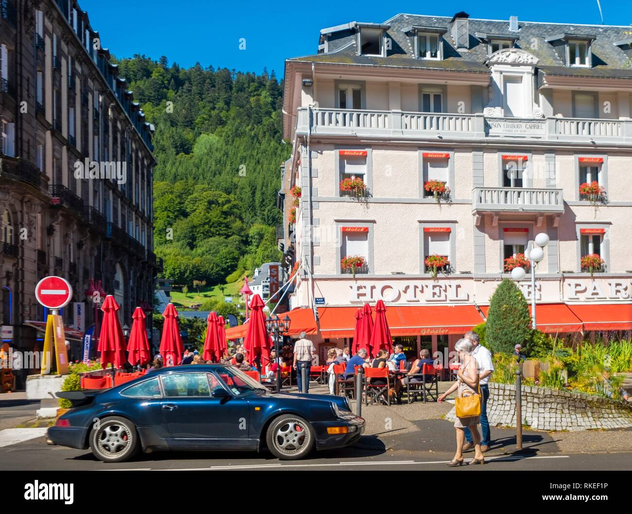 Francia, Auvernia, Puy de Dôme, escena en la calle en la estación termal de Mont Dore. Foto de stock