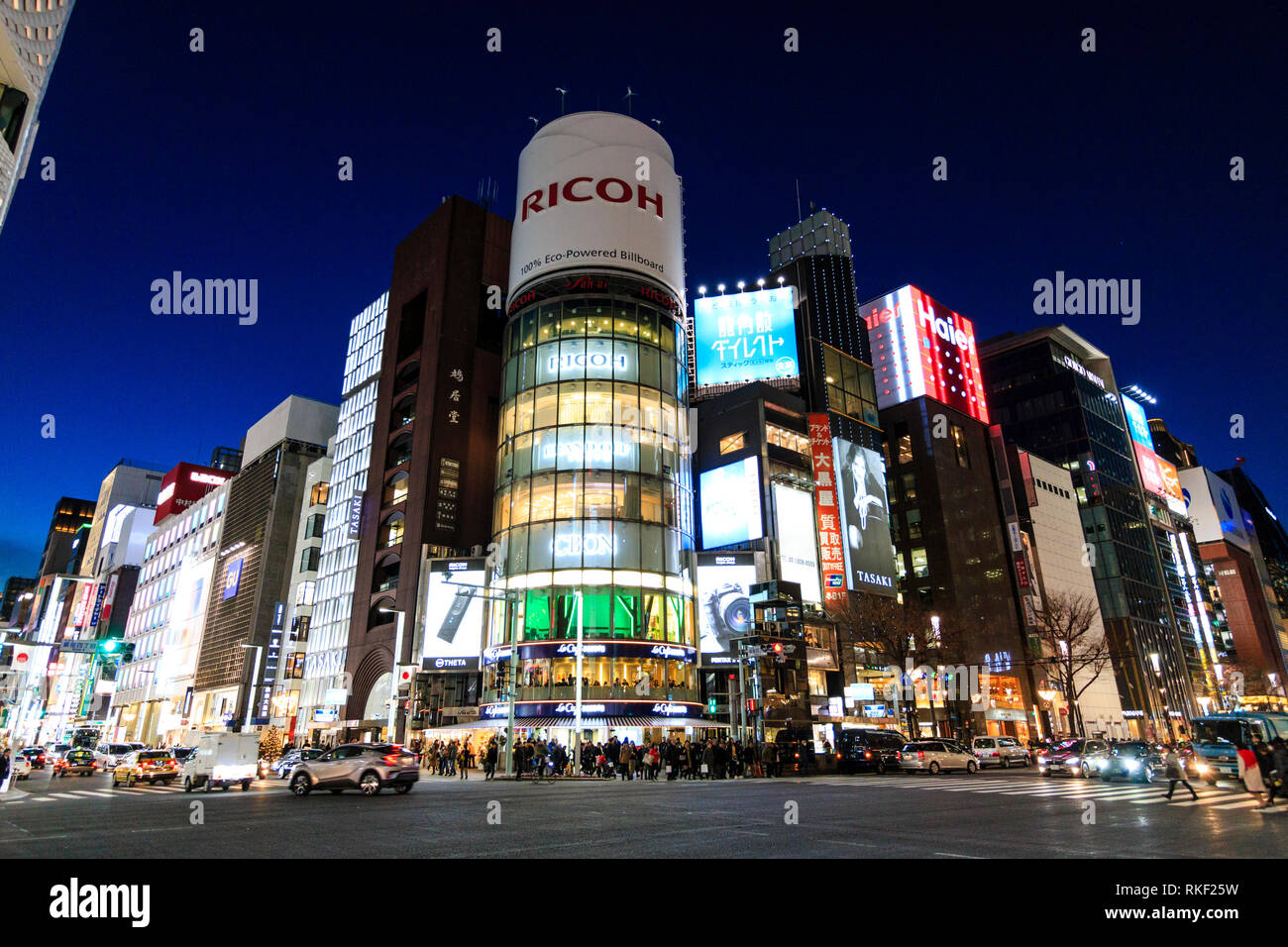 , Ginza de Tokio por la noche. 4-chome Junction y el cruce con el vidrio Edificio San-ai, aka como el edificio de Ricoh, con su famoso billboard. Foto de stock