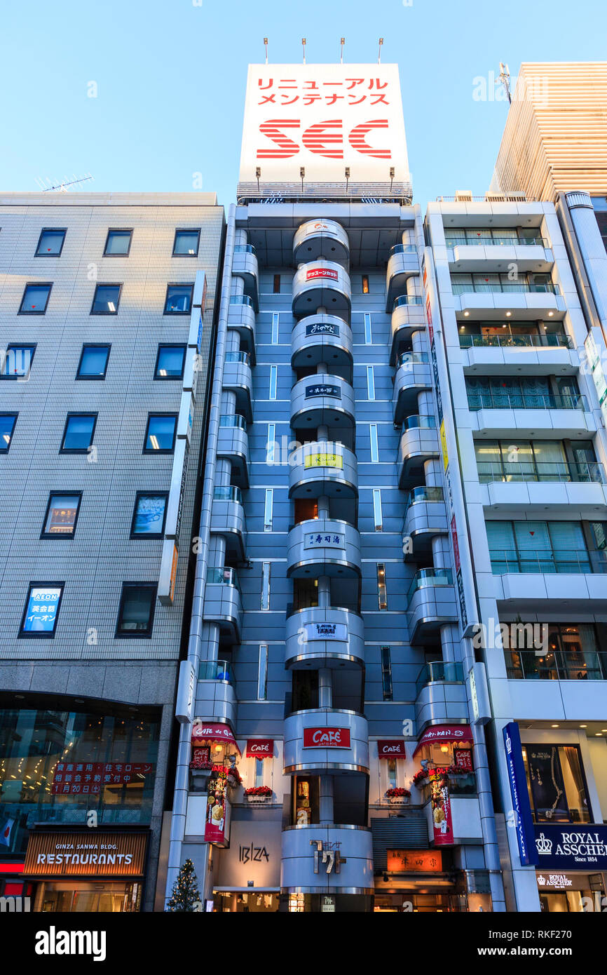 Tokio Ginza, hora dorada. Frente a la tienda de Ibiza en el edificio Act, con su columna de balcones semicírculo y la tienda Royal Asscher. Foto de stock