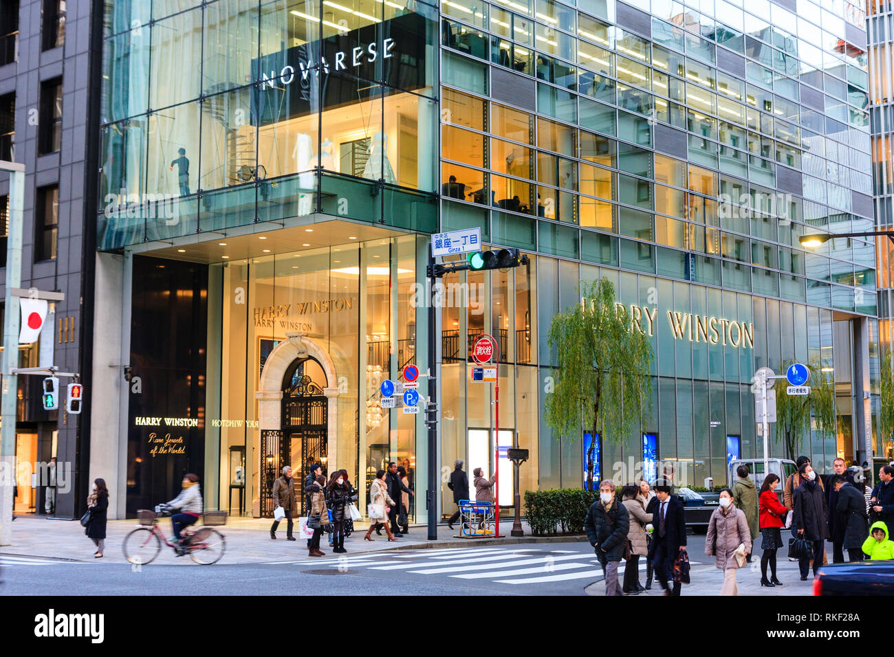 Tokyo, Ginza, hora azul. La flagship store de la marca de lujo, Harry Winston. Cerca de la fachada del edificio de cristal que muestra la entrada principal. Foto de stock