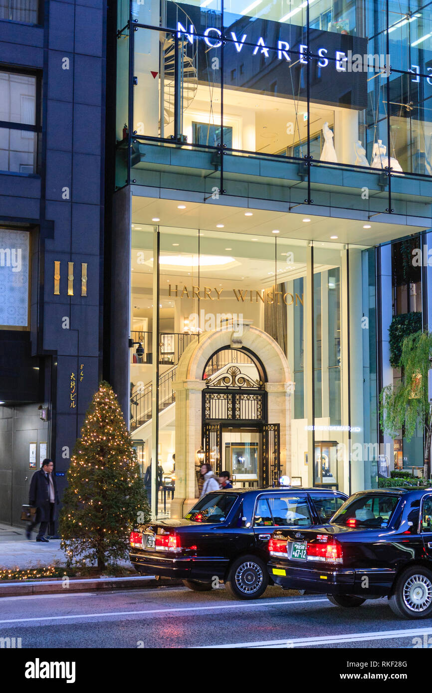 Tokyo, Ginza, hora azul. La flagship store de la marca de lujo, Harry Winston. Cerca de la fachada del edificio de cristal que muestra la entrada principal. Foto de stock