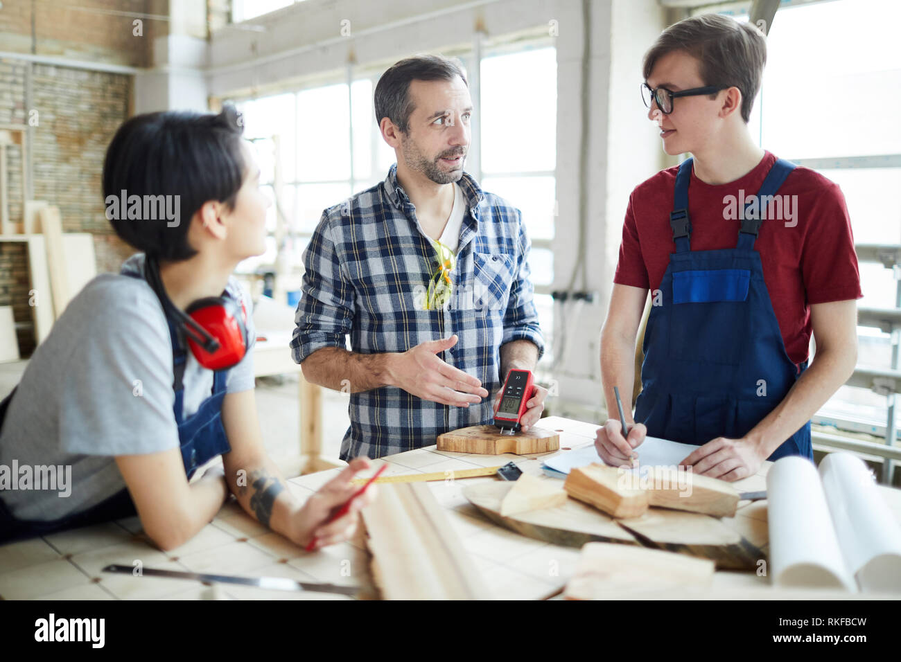 Hombre probando la humedad en una pared con un medidor de humedad  Fotografía de stock - Alamy