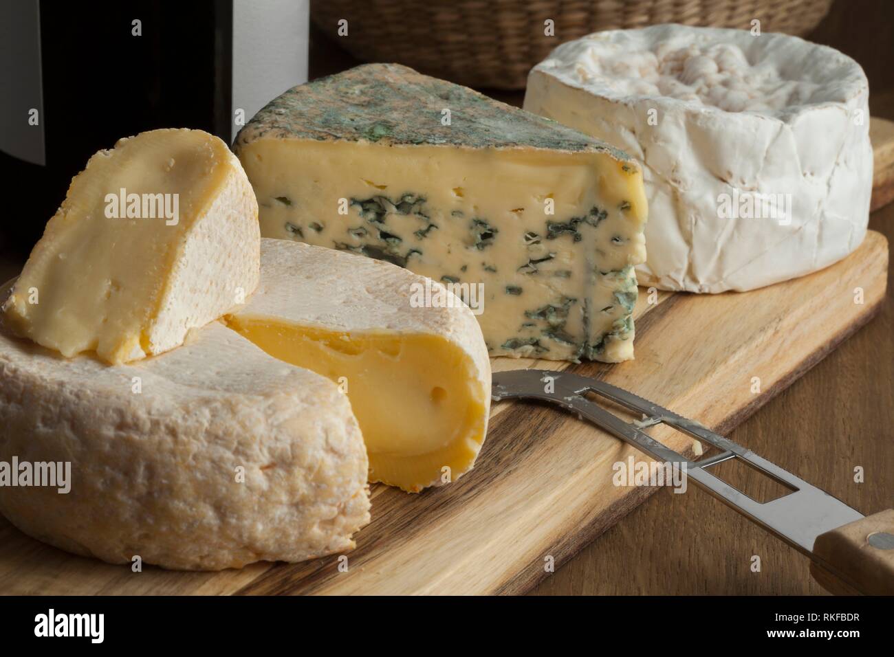 Tabla de quesos franceses con variedad de quesos para el postre. Foto de stock
