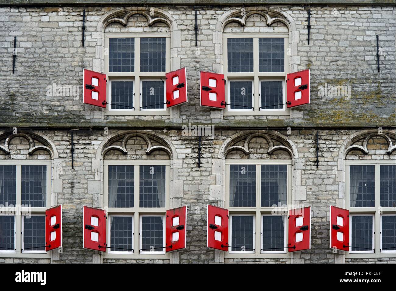 Contraventanas de color rojo en el ayuntamiento gótico, Stadhuis, de Gouda, Holanda. Foto de stock