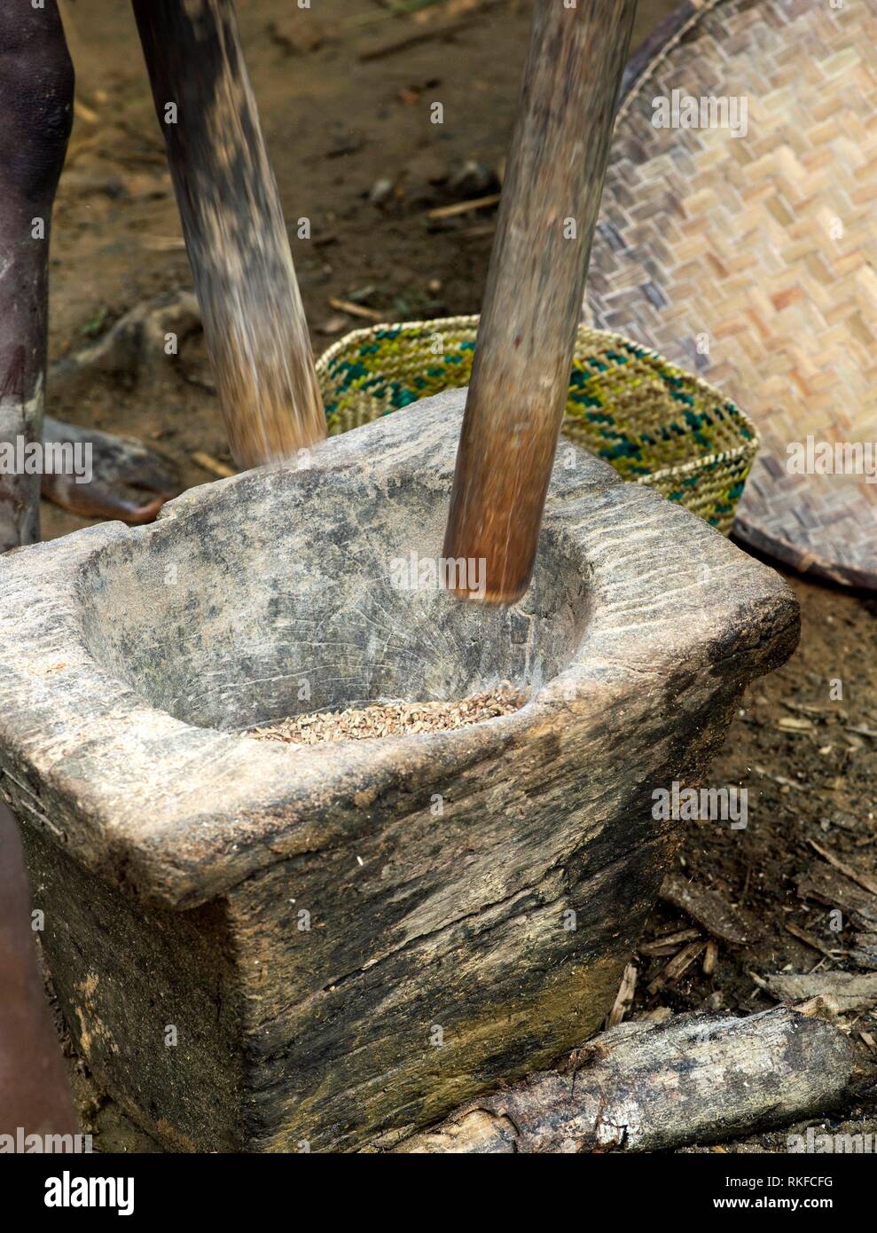 Morteros de piedra y mortero de madera para golpear el arroz, aldea rural de Ambavaniasy, Madagascar. Foto de stock