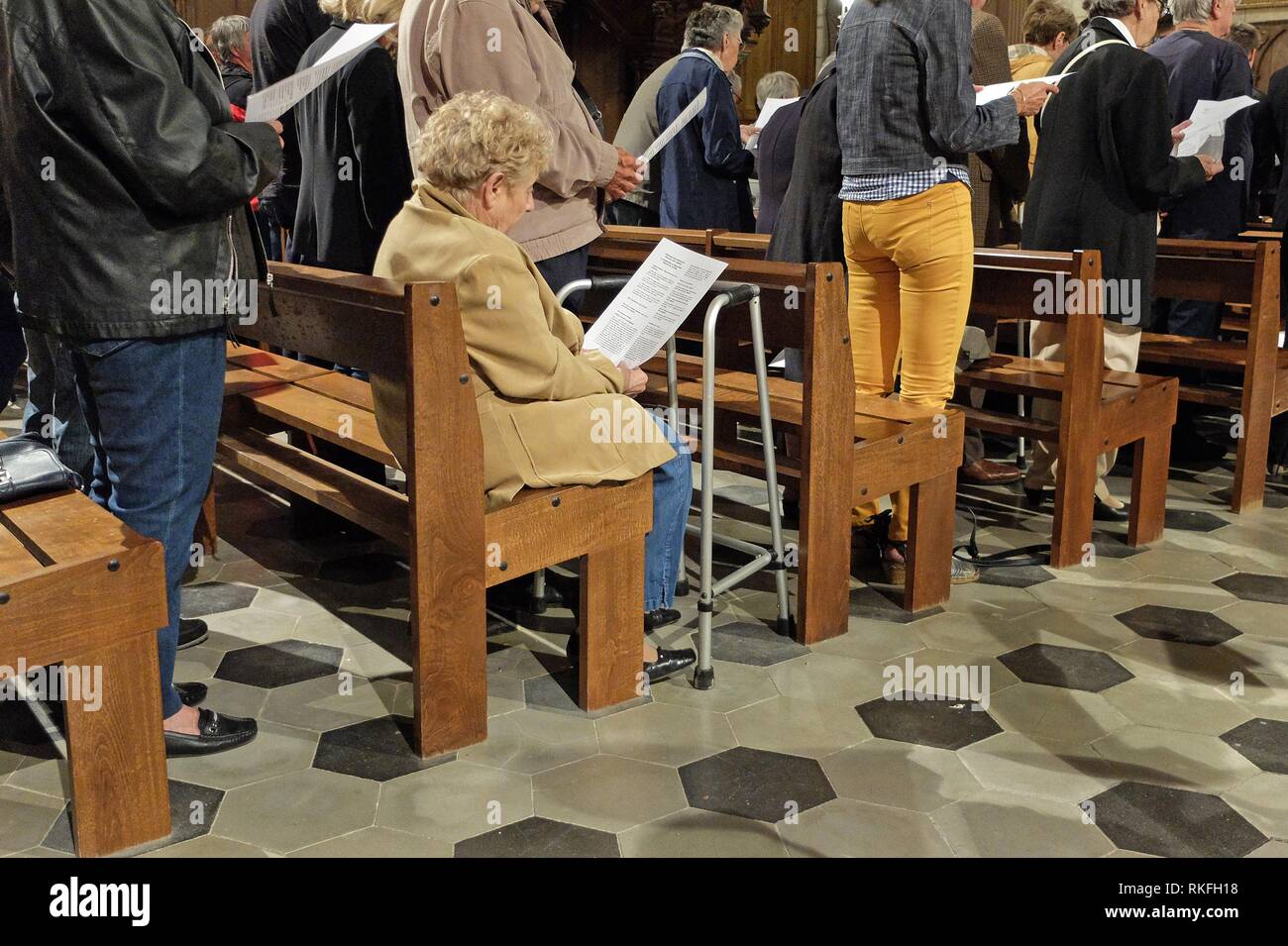 Una anciana que es incapaz de mantenerse en pie se sienta a través de