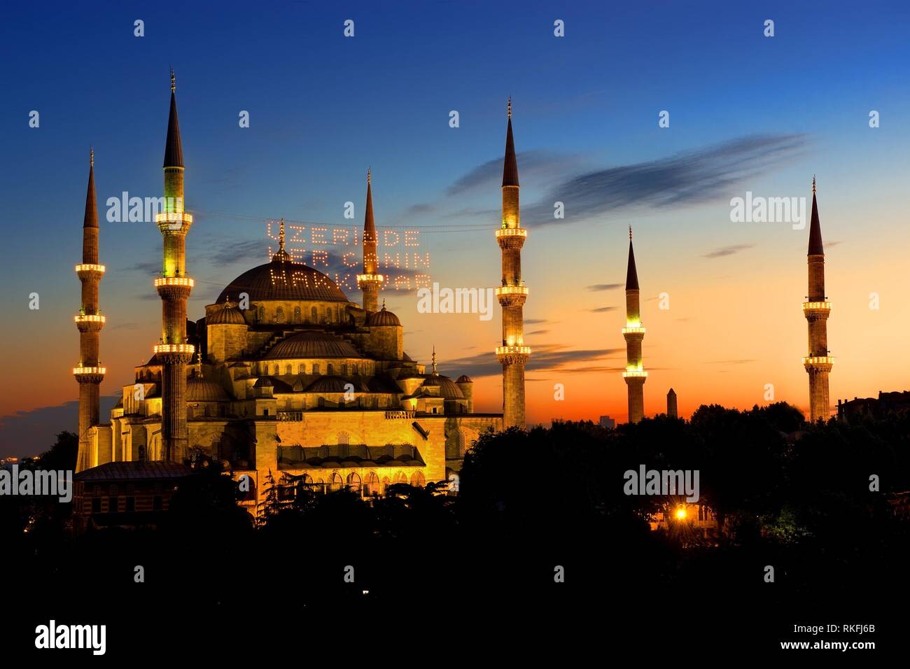 Ilumina la Mezquita Azul de Turquía durante el período de Ramadán, en Estambul. Inscripción en la mezquita es traducido como en él es el alma de todo el mundo. Foto de stock