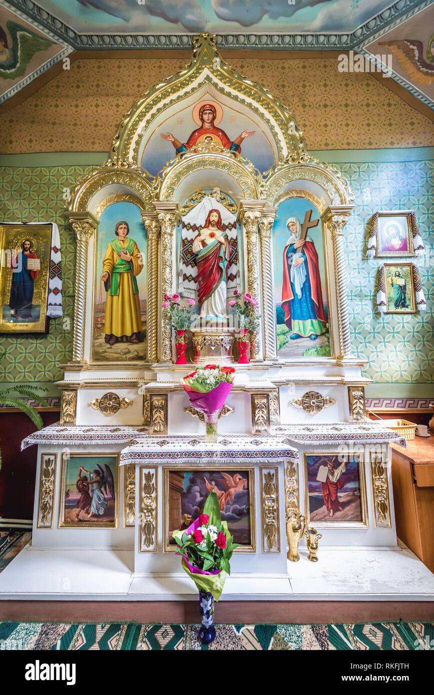 Interior de la Iglesia ortodoxa en madera de la Asunción de la Santísima  Virgen, la antigua iglesia católica en la ciudad de Chortkiv en Ternopil  Oblast, Ucrania Fotografía de stock - Alamy