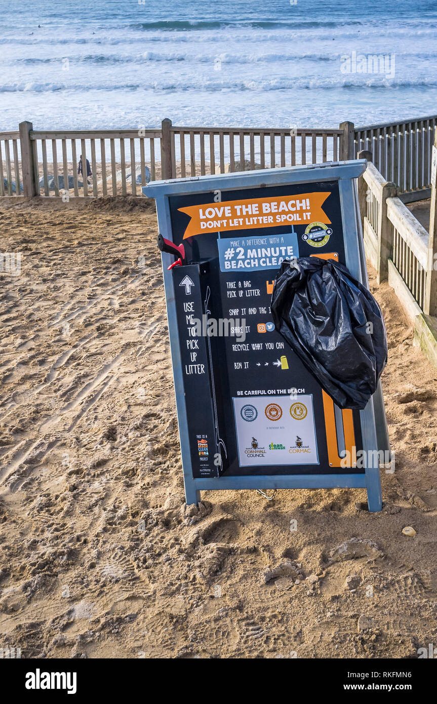 Un cartel en la playa Fistral alentando a la gente a hacer 2 minutos de la playa estaba limpia y recoger la basura. Foto de stock