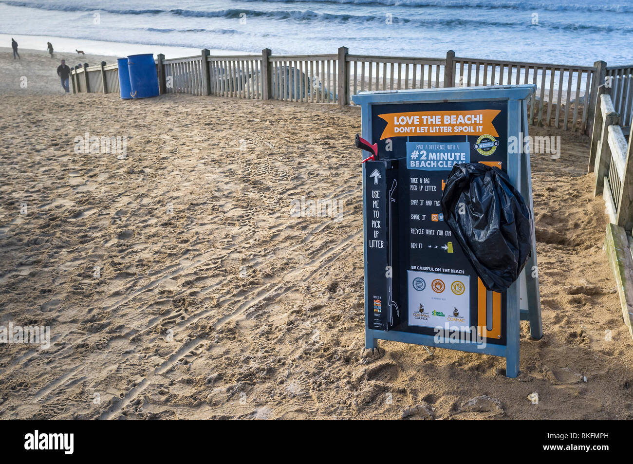 Un cartel en la playa Fistral alentando a la gente a hacer 2 minutos de la playa estaba limpia y recoger la basura. Foto de stock