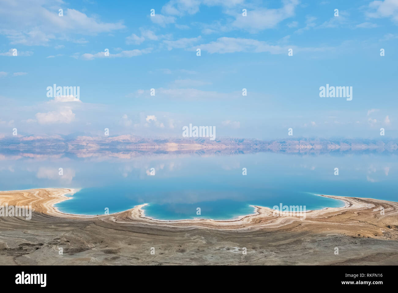 Vista de la costa del Mar Muerto en Israel. La textura del Mar Muerto. Orilla del Mar Salado Foto de stock