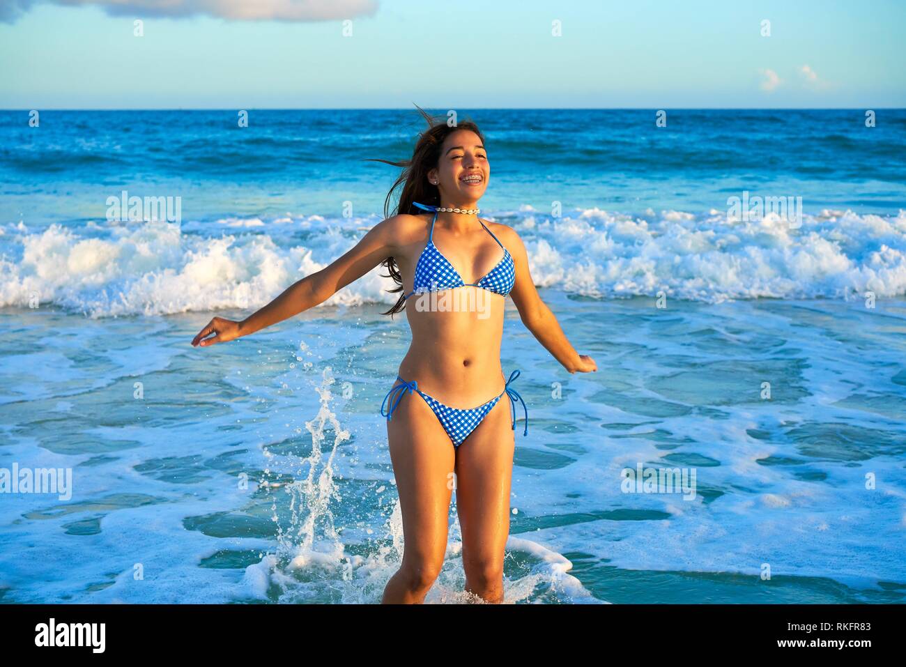 América hermosa chica bikini feliz saltando en playa caribeña del atardecer  Fotografía de stock - Alamy