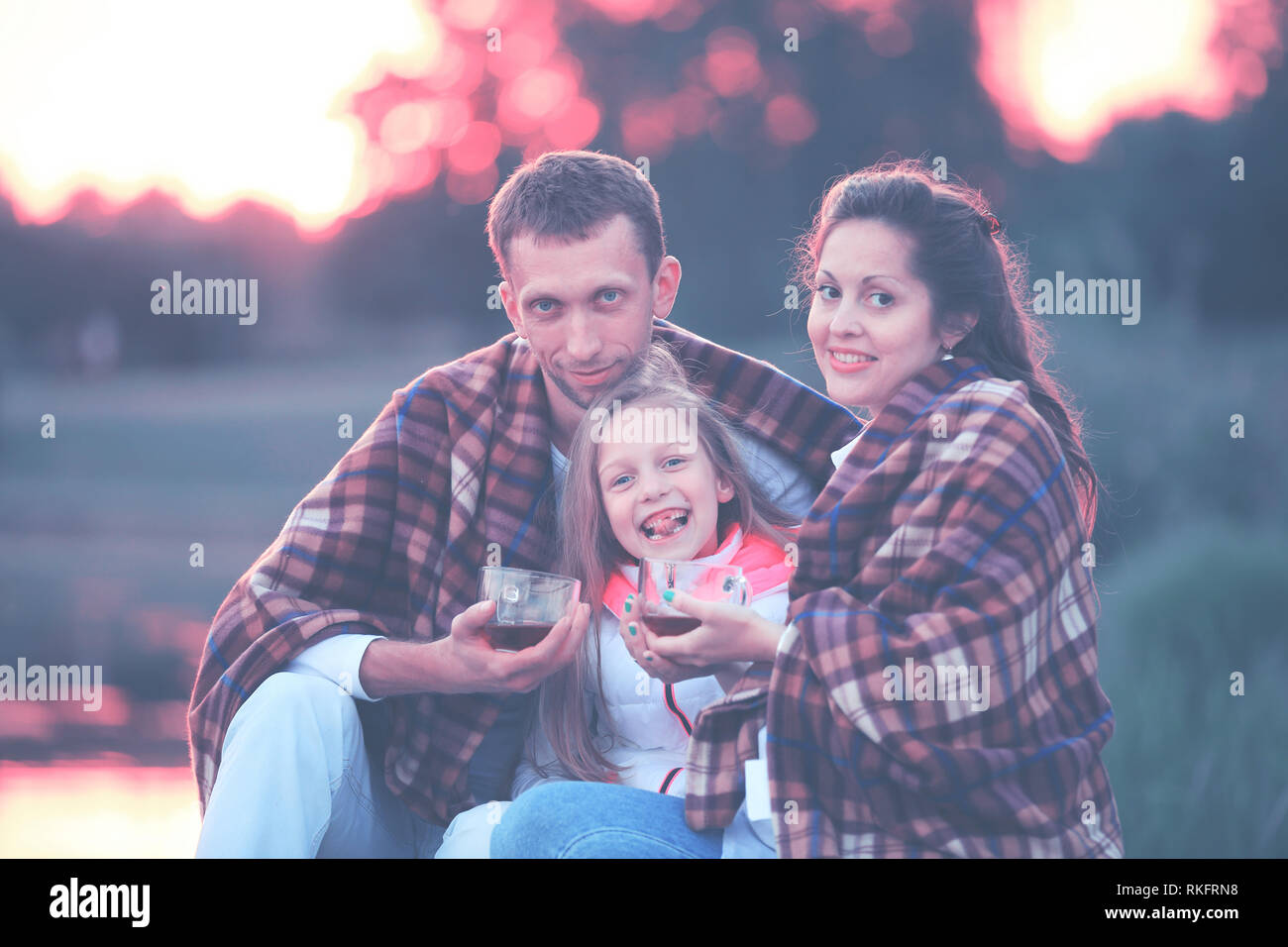 Concepto de la crianza de los hijos - una familia feliz, envuelto en un blanke
