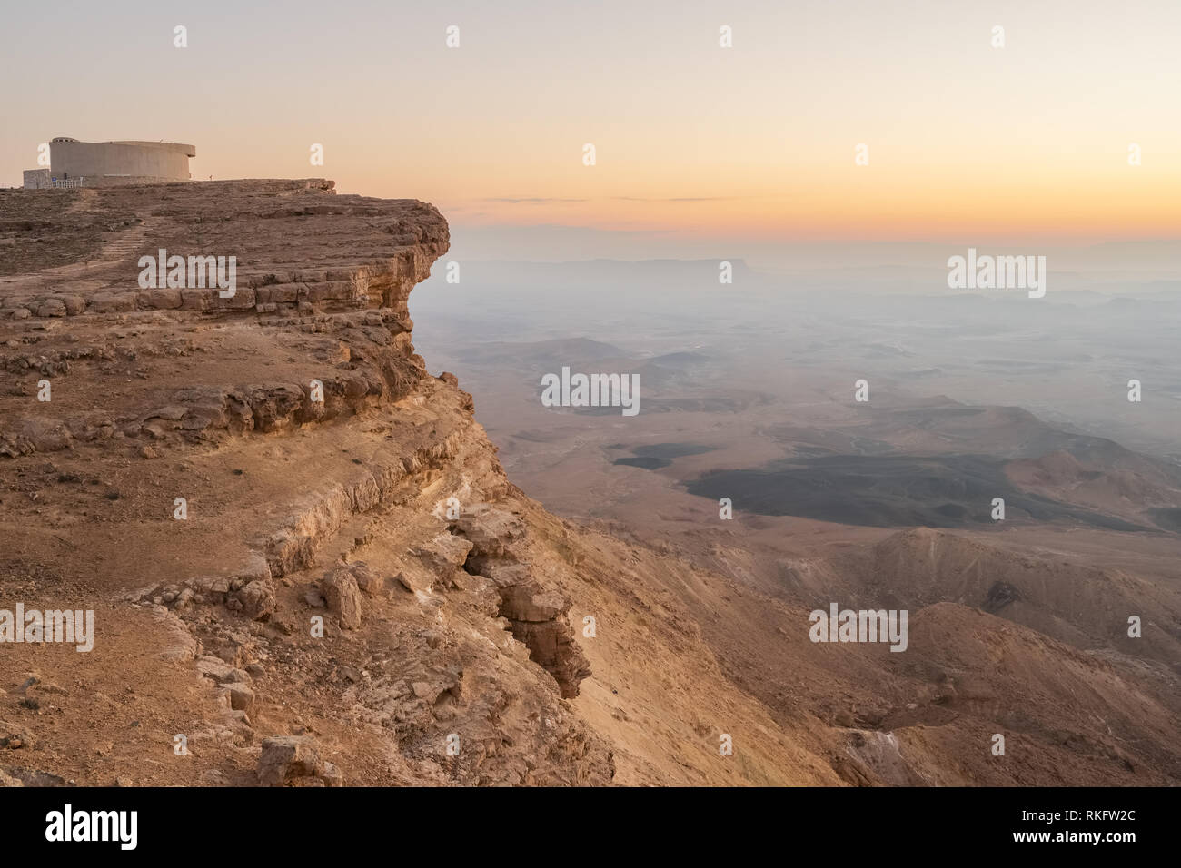 Amanecer en el desierto de Negev. Makhtesh Ramon Cráter en Mitzpe Ramon, Israel Foto de stock