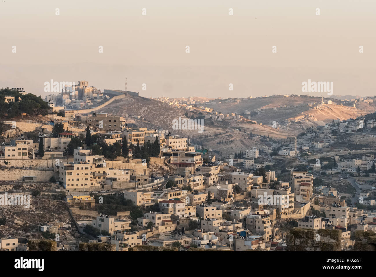 Las casas y edificios de Jerusalén con el muro de separación barrera en