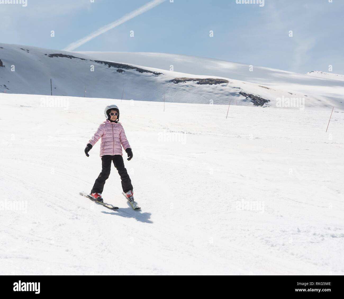 Principiante niña aprendiendo a esquiar. Foto de stock