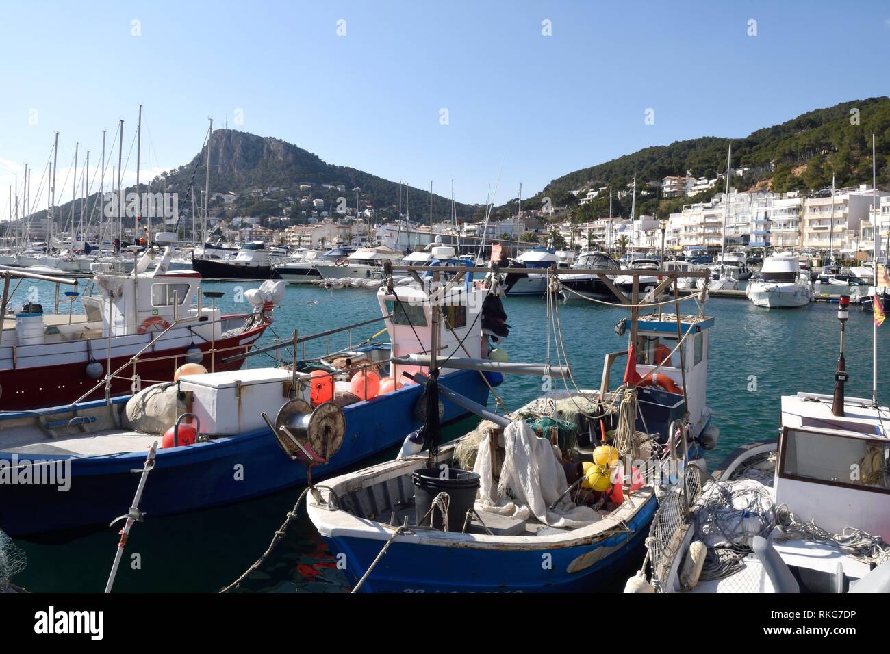 Puerto pesquero de lâ.Estartit, Costa Brava, Girona, Cataluña, España  Fotografía de stock - Alamy