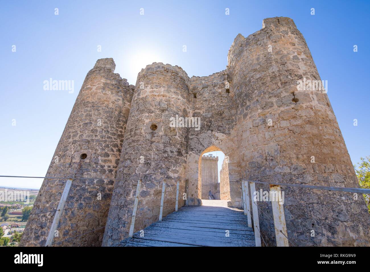 Puerta frontal y la pasarela de acceso al castillo de Penaranda de Duero  aldea, Landmark y el monumento público desde el siglo XI, en Burgos,  Castilla y Fotografía de stock - Alamy
