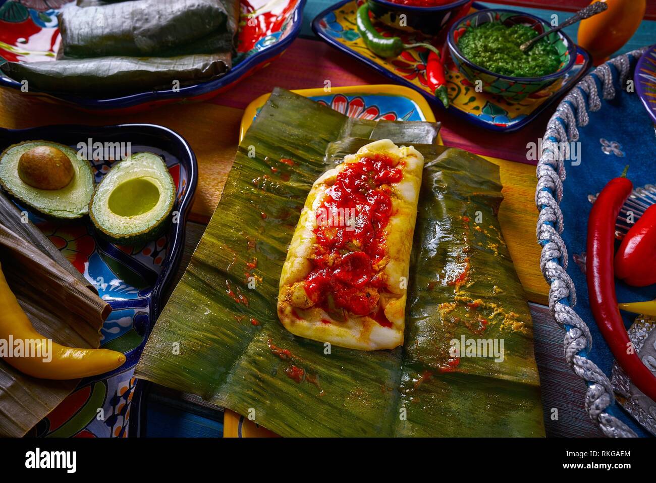 Tamale comida mexicana receta con hojas de plátano al vapor Fotografía