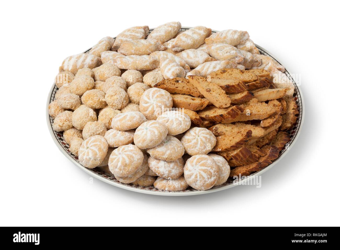 Plato con galletas caseras festiva marroquí aislado sobre fondo blanco. Foto de stock