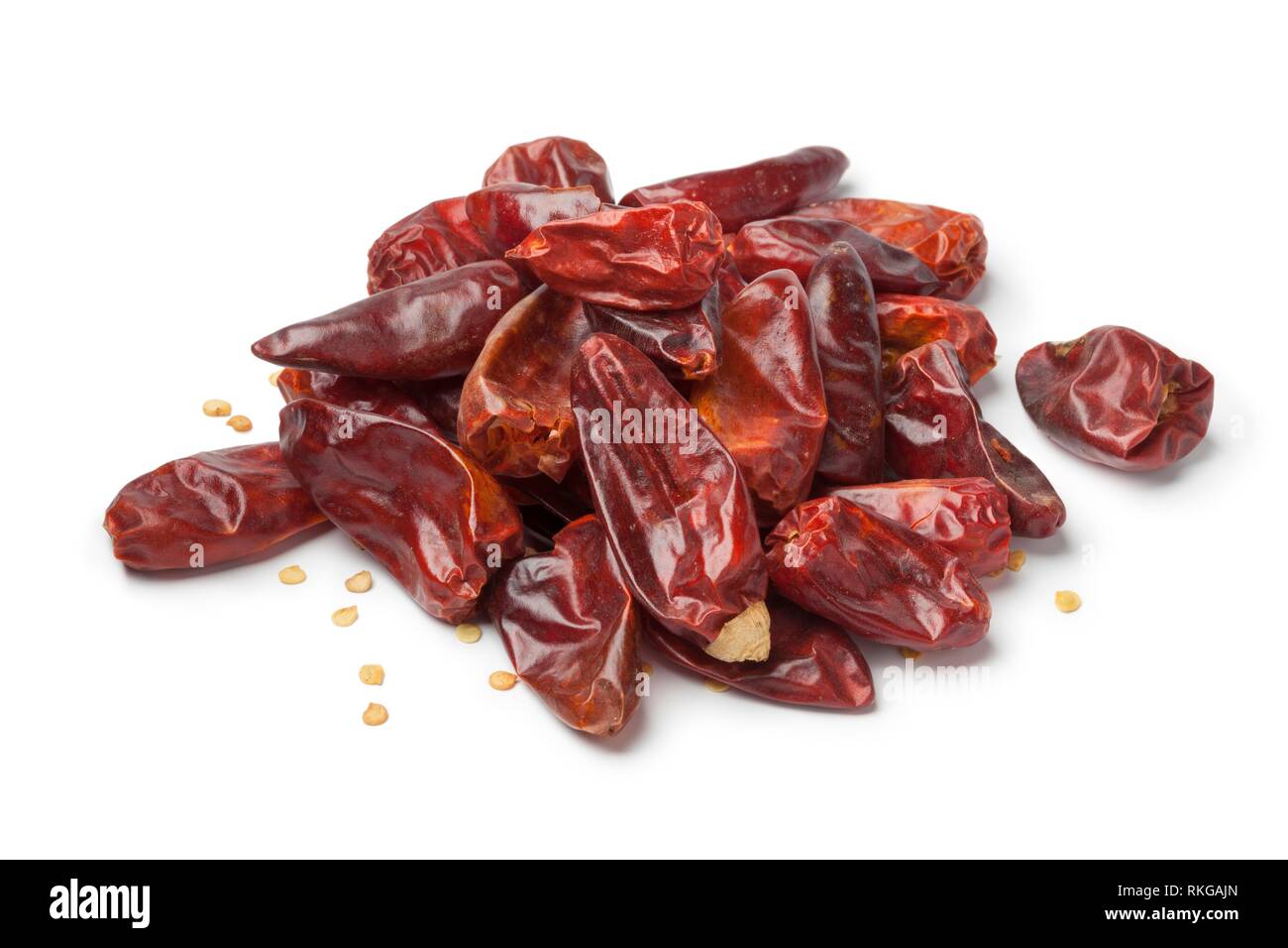 Montón de red hot chili peppers seca sobre fondo blanco. Foto de stock