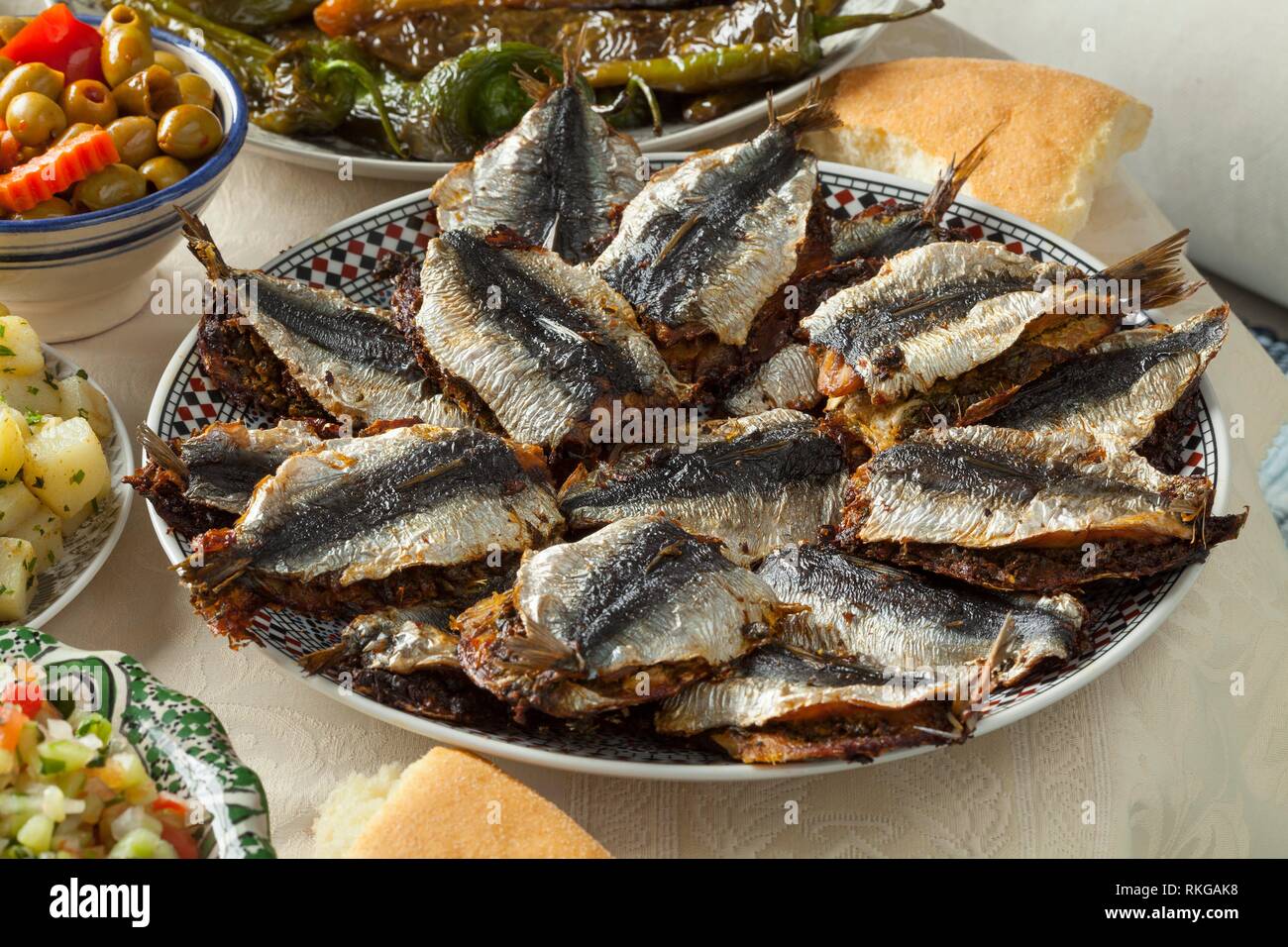 Las sardinas rellenas tradicional marroquí de cerca. Foto de stock