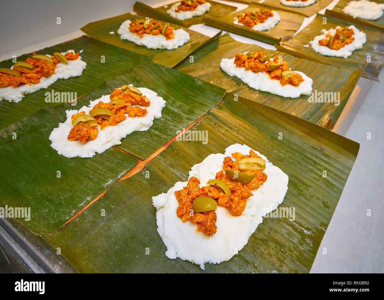 Preparación de tamales receta mexicana con hojas de banano y harina de maíz  Fotografía de stock - Alamy