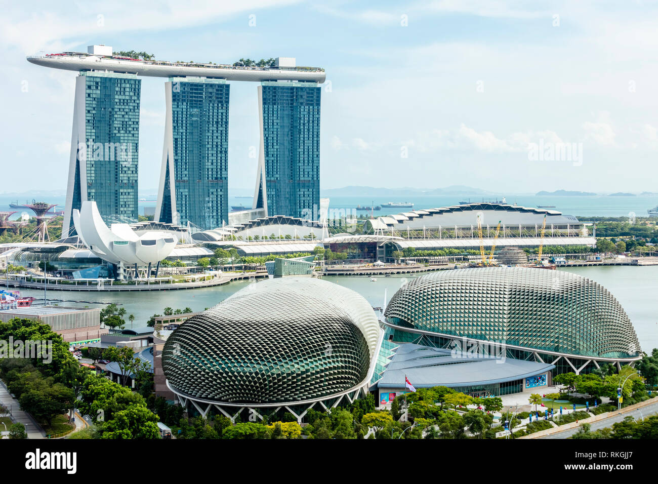 Singapur Marina Bay Sands Hotel y Esplanade Theatres on the Bay cerrar detalles arquitectónicos vista aérea durante el claro cielo de día Foto de stock