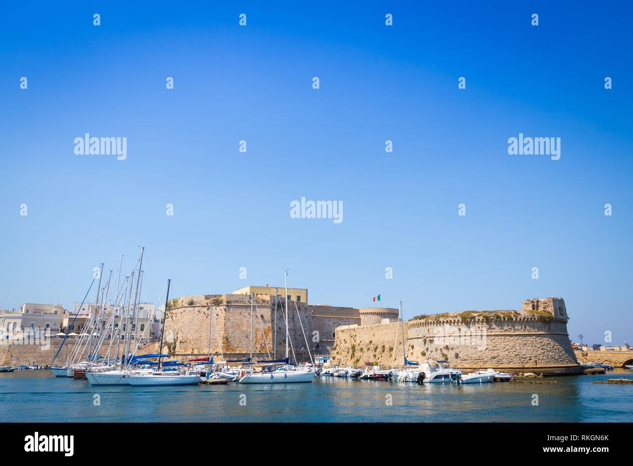 El puerto y las murallas de Gallipoli, Región de Puglia - Italia del Sur. Foto de stock
