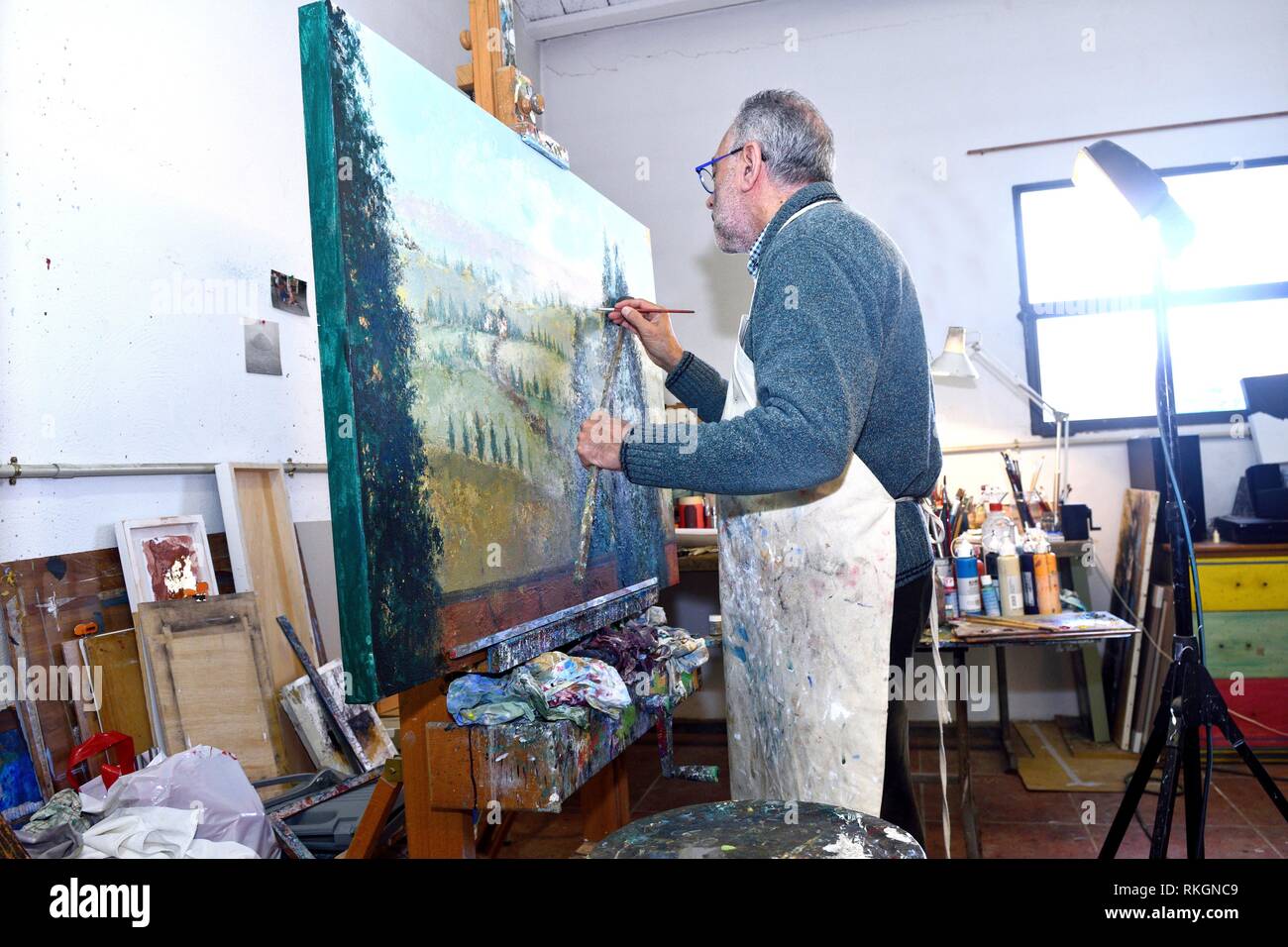 Artista pintor pintar un cuadro en el estudio Fotografía de stock - Alamy