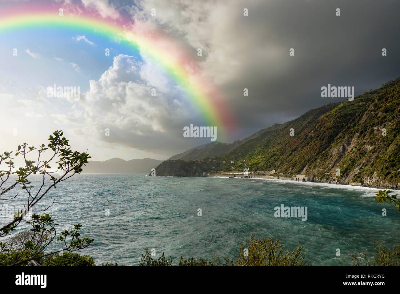 Hermosa costa italiana con rainbow y soleado cielo nublado Foto de stock