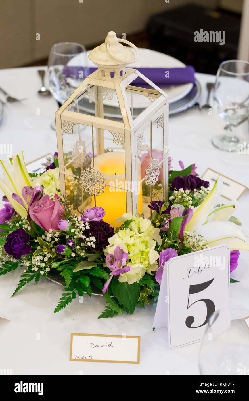 La recepción de la boda centros de mesa de velas linternas en mesas  decoradas con flores de una florería local Fotografía de stock - Alamy