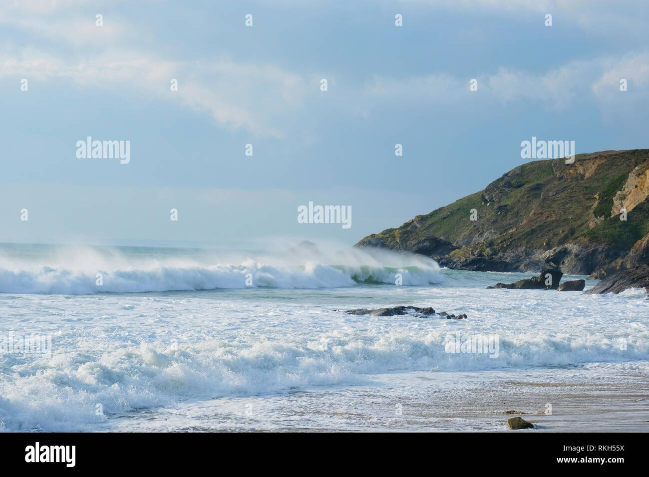 Surf en Gunwalloe tormentoso en la península de Lizard, Cornualles, en el REINO UNIDO - John Gollop Foto de stock