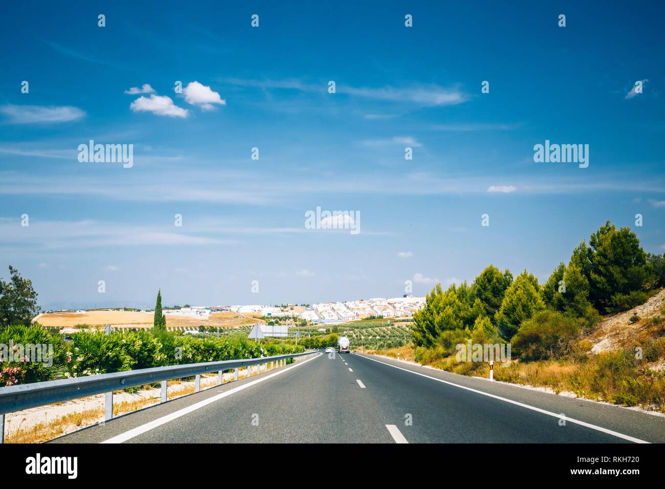Hermosa Autopista de asfalto, Autopista, carretera carretera abierta. Concepto de viaje por carretera. Foto de stock