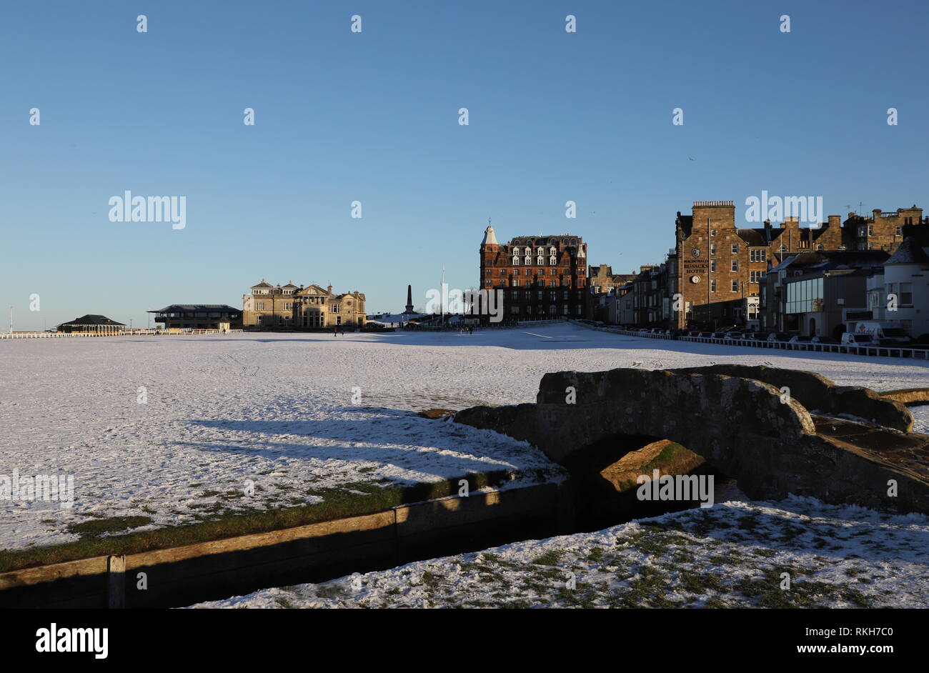 Swilken Bridge y Royal y antiguas Clubhouse con nieve St Andrews Fife Escocia Febrero 2019 Foto de stock