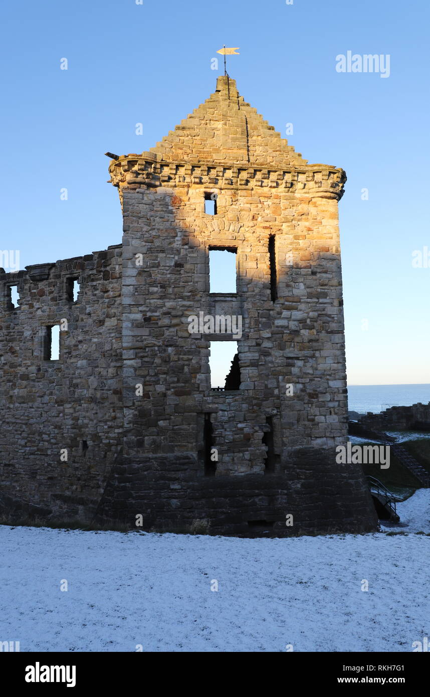 La ruina del castillo de St Andrews de Escocia con nieve de febrero de 2019 Foto de stock