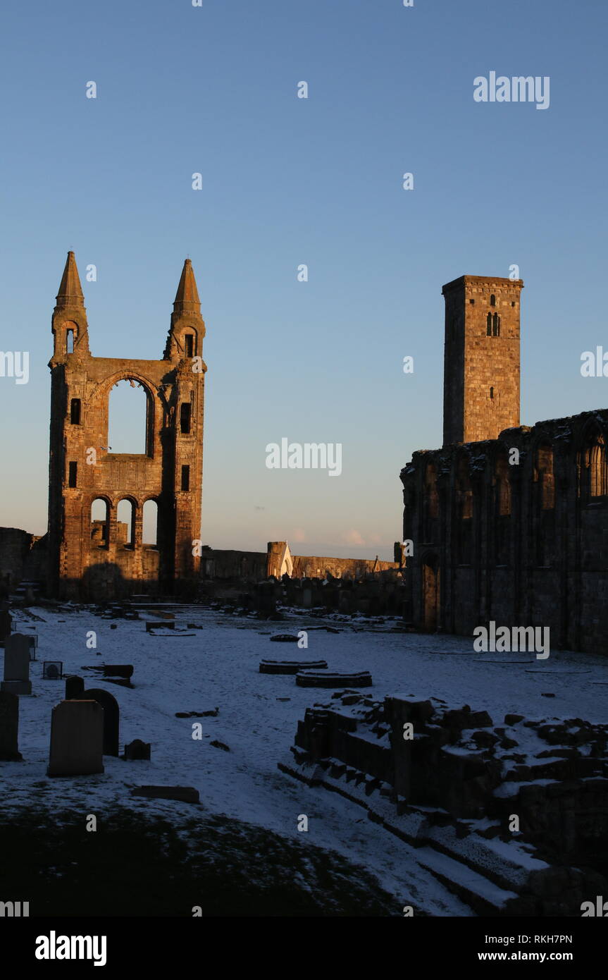 La ruina de la catedral de St Andrews al atardecer con nieve Escocia Febrero 2019 Foto de stock