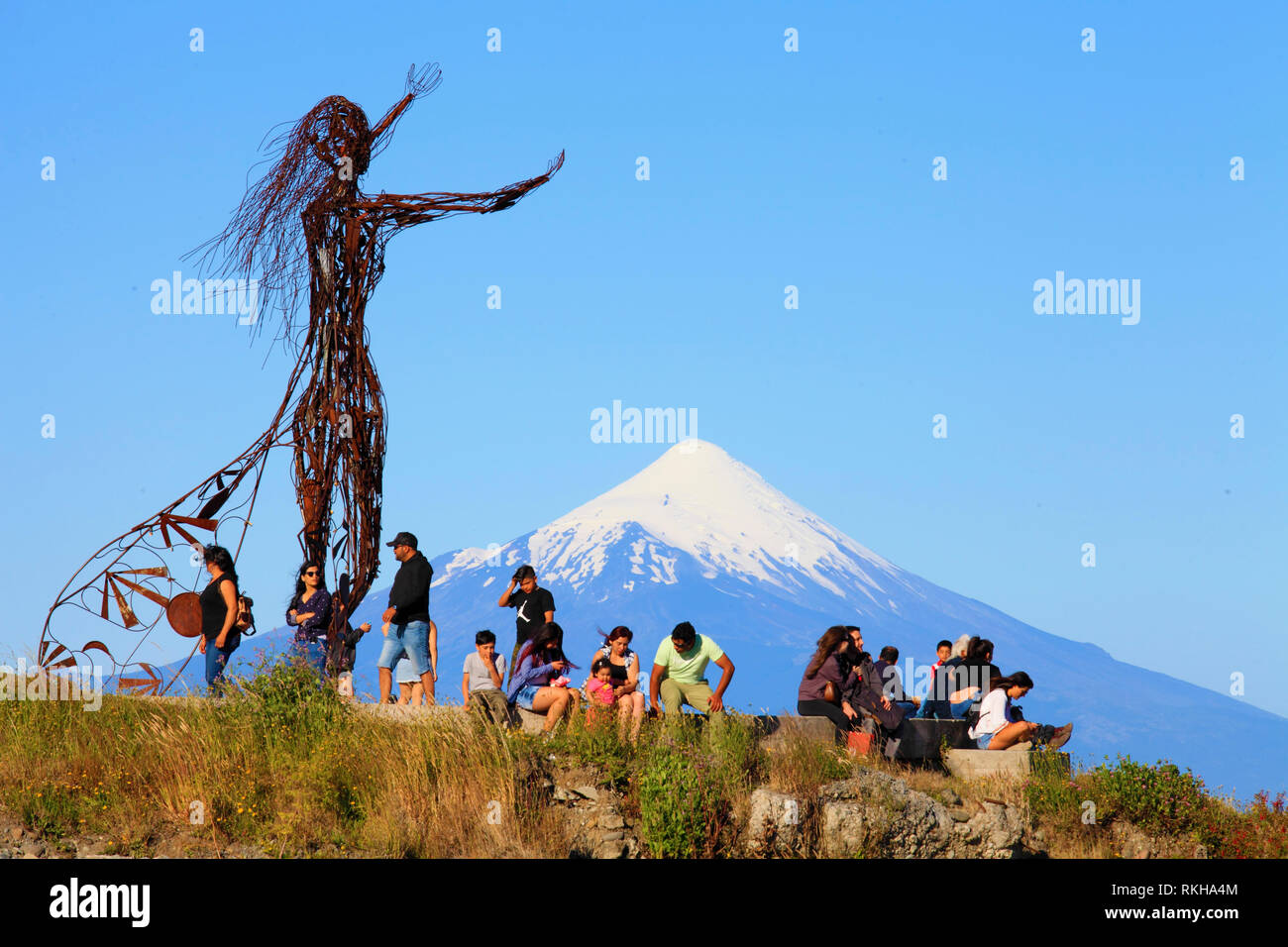 Chile, El Distrito de los Lagos, Puerto Varas, Volcán Osorno, la gente, la estatua, Foto de stock