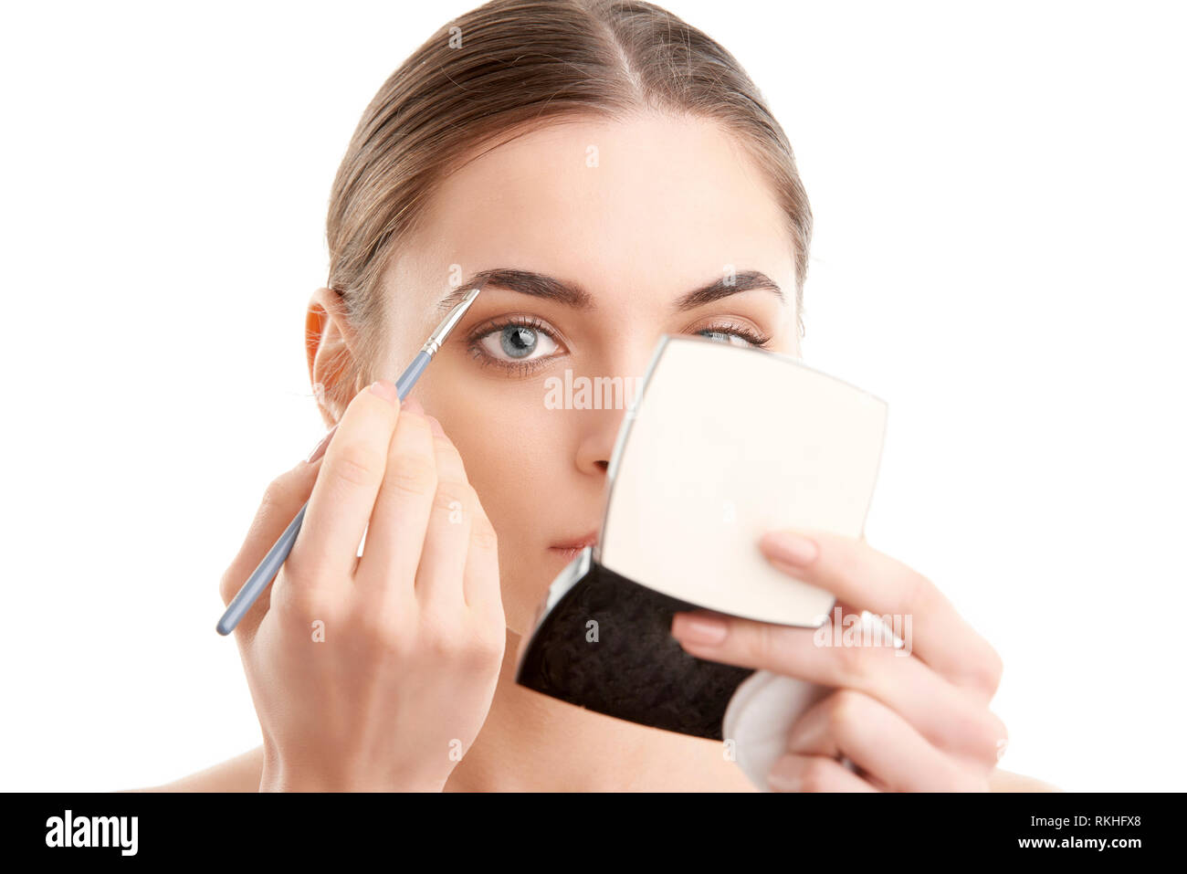 Foto de Mujer morena española de perfil en la oscuridad observa do Stock