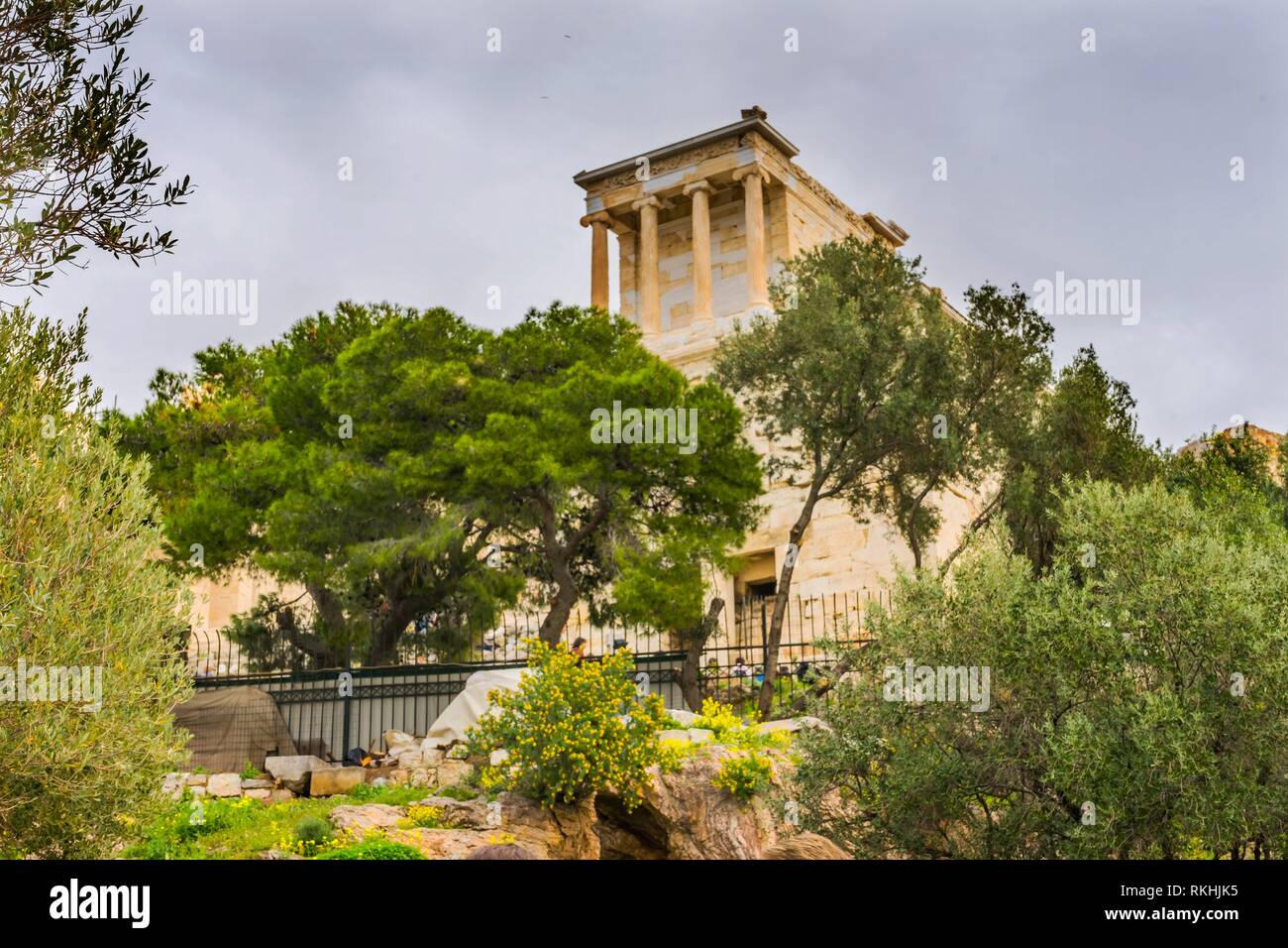 Olivos, el Templo de Atenea Niké Propilea antigua ruinas Acrópolis Atenas Grecia construcción terminó en el año 432 A.C. templo construido 420 BC Fotografía stock - Alamy