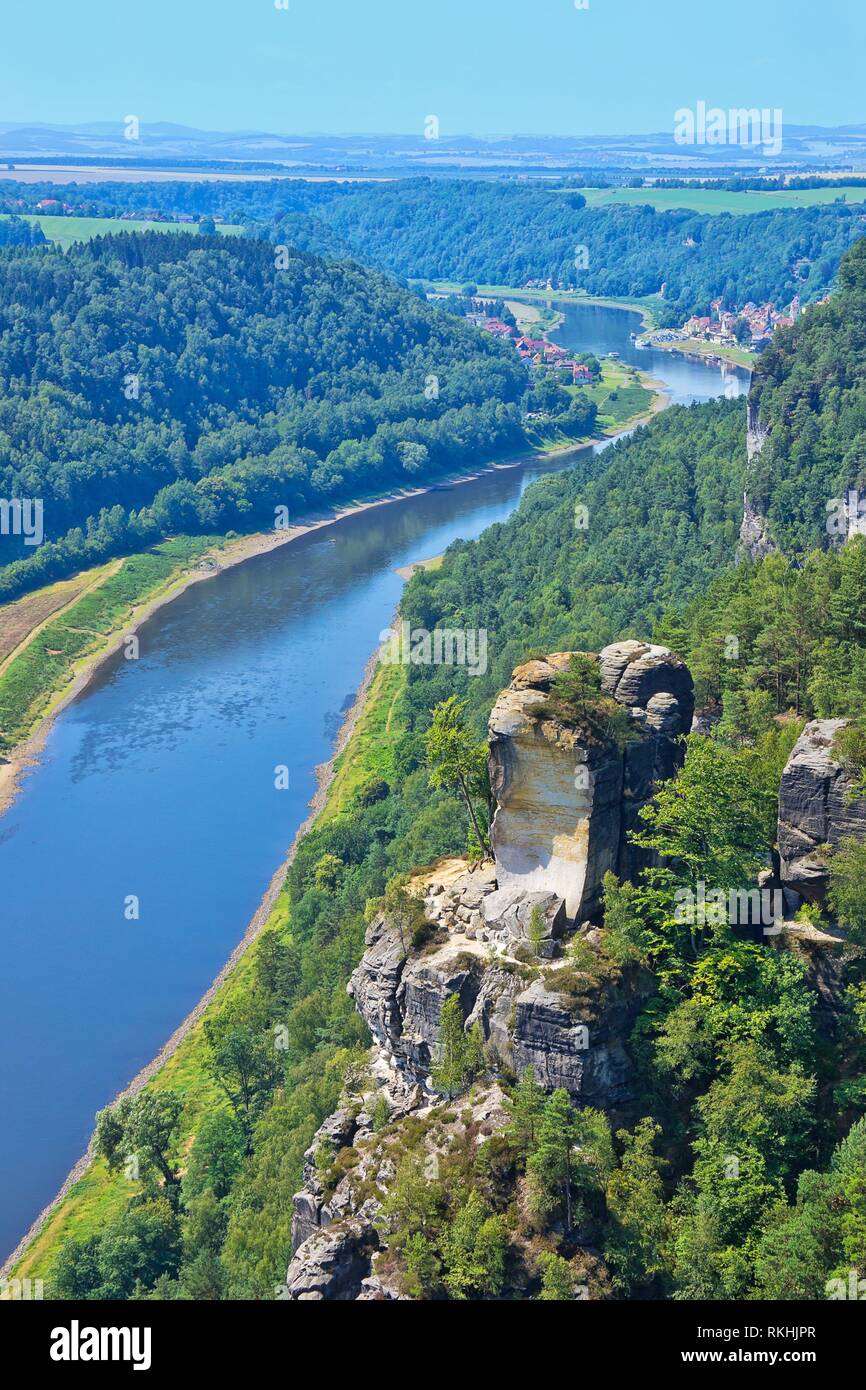 Vista desde el Bastei rocas al río Elba, Suiza sajona, cerca de Dresden, Alemania. Foto de stock