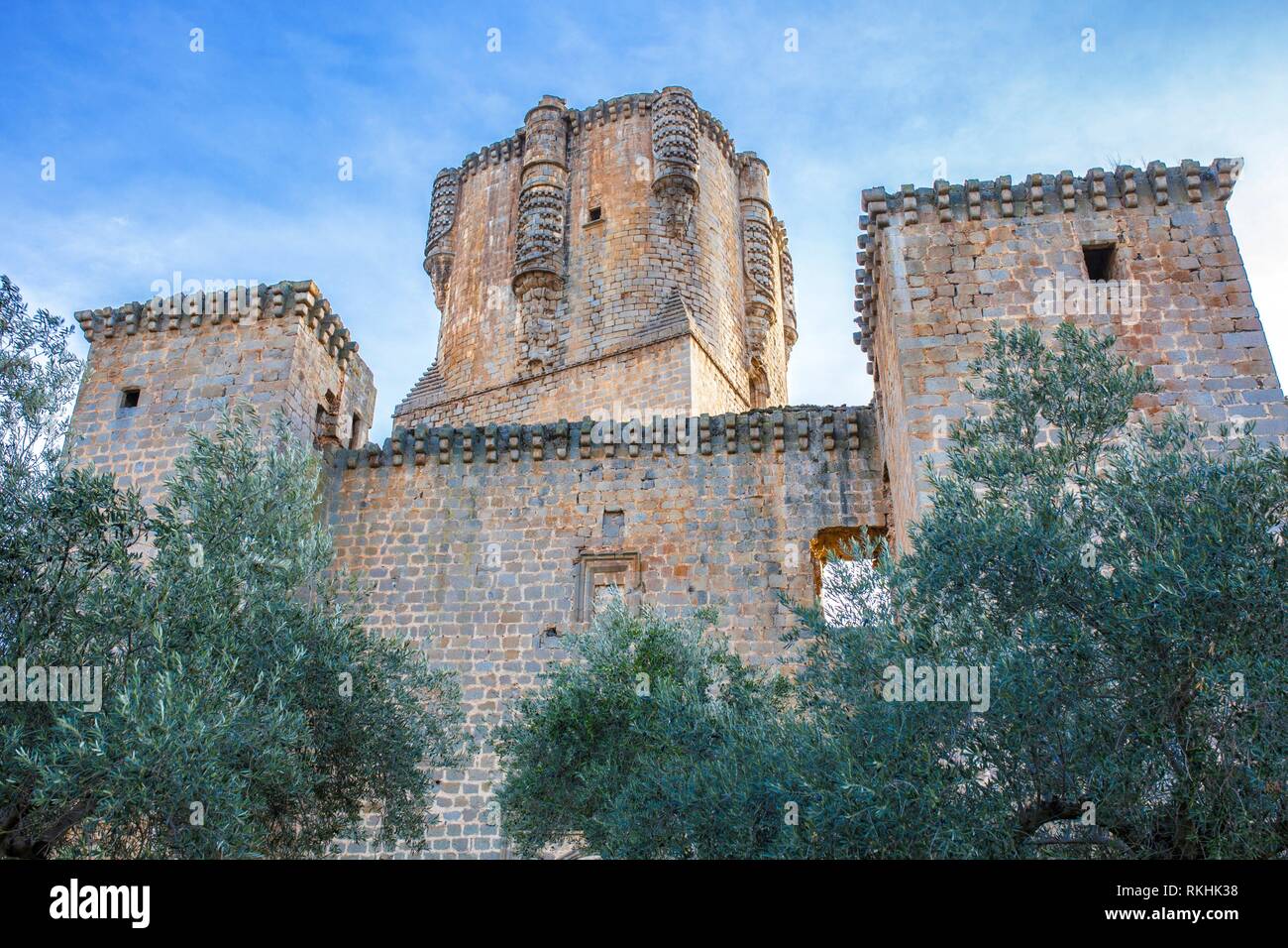 Impresionante Castillo de Belalcázar entre olivo, mantener con la mayor torre de la Península Ibérica, Córdoba, España. Foto de stock